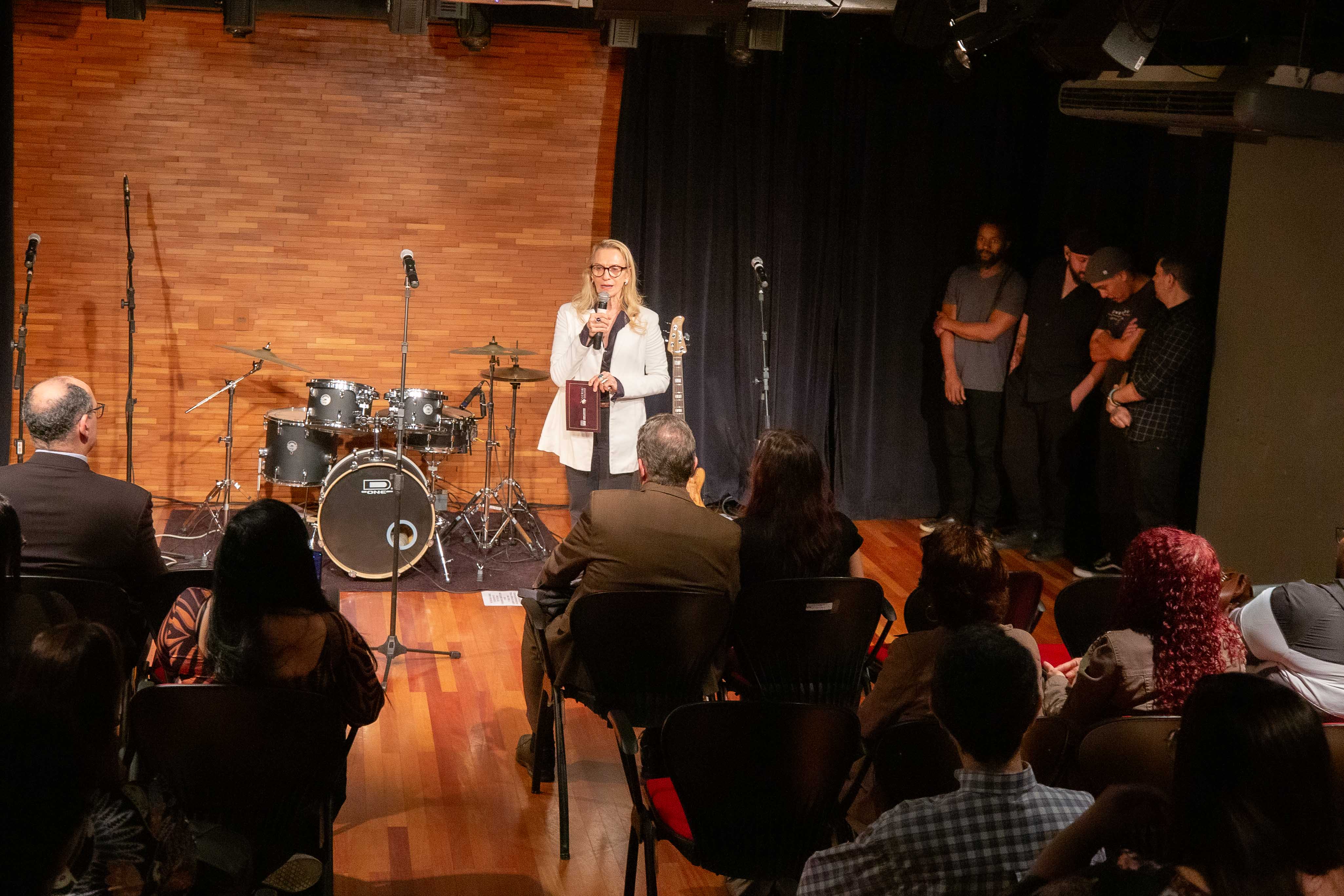 Imagem da desembargadora Cristina Tereza Gaulia, presidente do CCPJ, no palco da sala multiuso