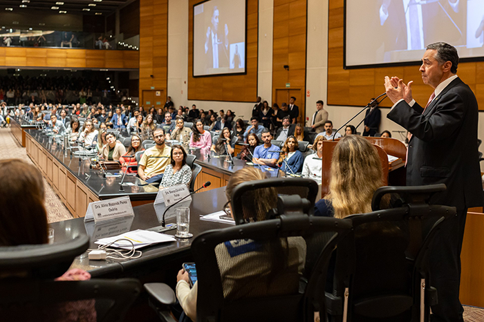 O Plenário Ministro Waldemar Zveiter ficou lotado de alunos da Emerj na Aula Magna do ministro Luís Roberto Barroso