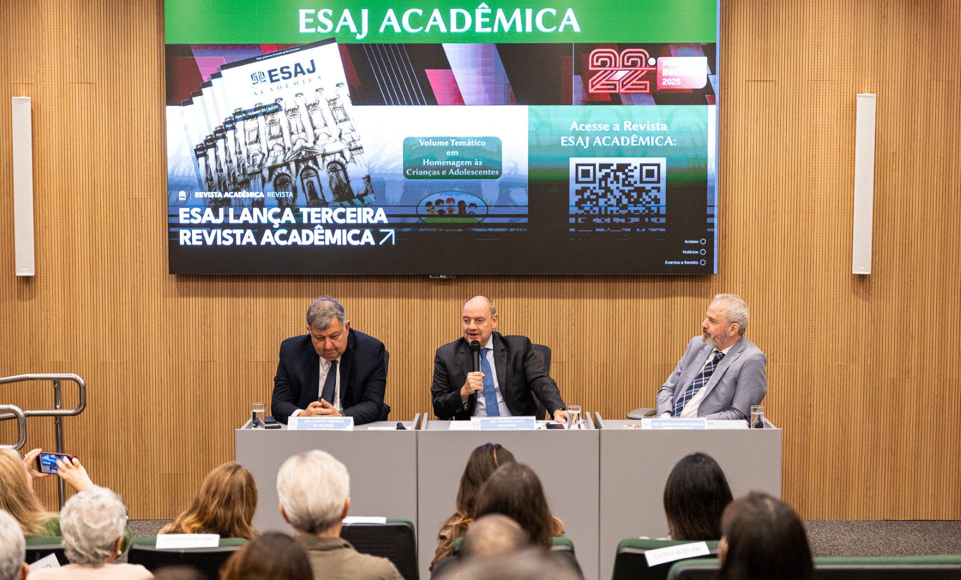 mesa da solenidade composta, da esquerda para a direita, pelo corregedor desembargador Cláudio Brandão, pelo presidente do TJ, desembargador Ricardo Couto e pelo presidente do Conselho consultivo da Esaj, desembargador Sérgio Varella