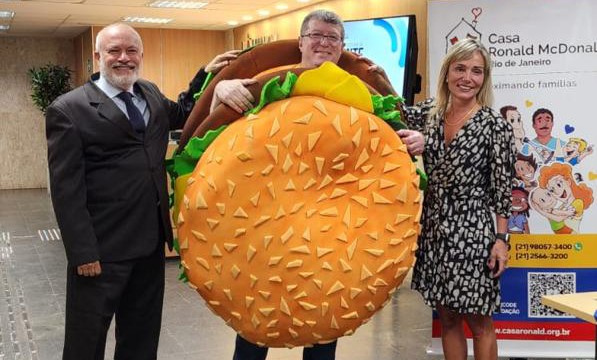 O secretário-geral de Sustentabilidade e Responsabilidade Social, Antônio Ligiero, e a juíza auxiliar da Presidência Ana Paula Monte Figueiredo Pena Barros em ação de venda de tíquetes da campanha