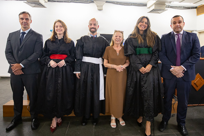 Foto posada. Da esquerda para direita: Juiz Davi da Silva Grasso; promotora Fernanda Caroline Pelisser; juiz Gustavo Gomes Kalil; 2ª vice-presidente do TJRJ,&nbsp;desembargadora Maria Angélica&nbsp;Guedesa; defensora Gabriele Meireles de Britto; e&nbsp; juiz Marco Couto