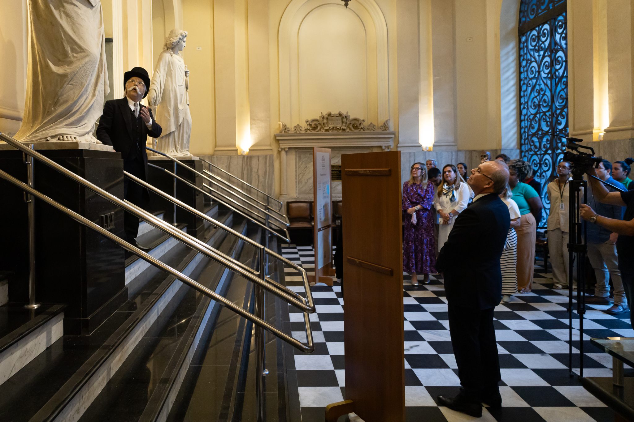 "Ruy Barbosa" guia o presidente do TJRJ, desembargador Ricardo Rodrigues Cardozo; a diretora do Museu da Justiça, Siléa Macieira, e demais visitantes pelos salões do histórico museu