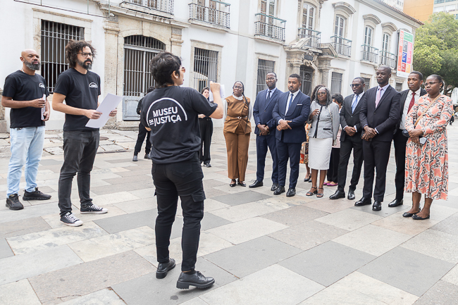 Imagem de magistrados angolanos durante visita mediada promovida pelo Museu de Justiça do Rio 