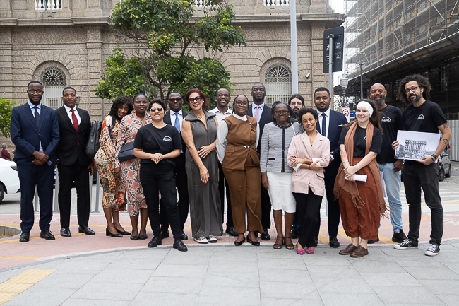 Foto posada do grupo de magistrados angolanos e equipe do Museu da Justiça do Rio 