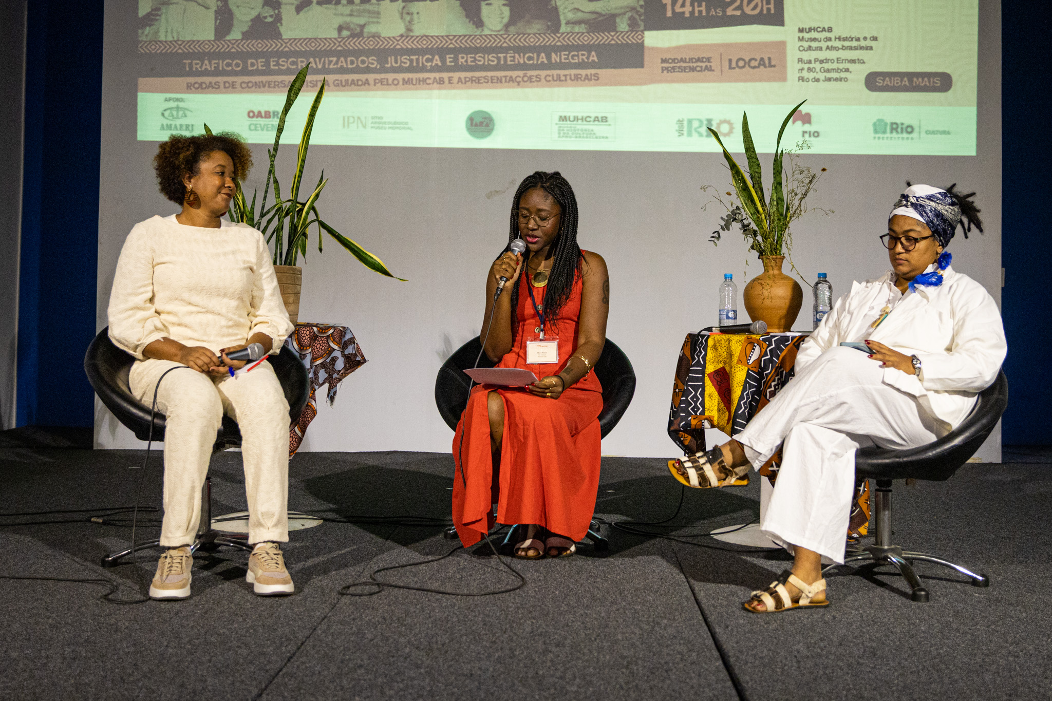A segunda palestra foi mediada pela servidora Abab Nino (ao centro) e ministrada pela Leilane Rei (à esquerda) e Mona Lima (à direita) 