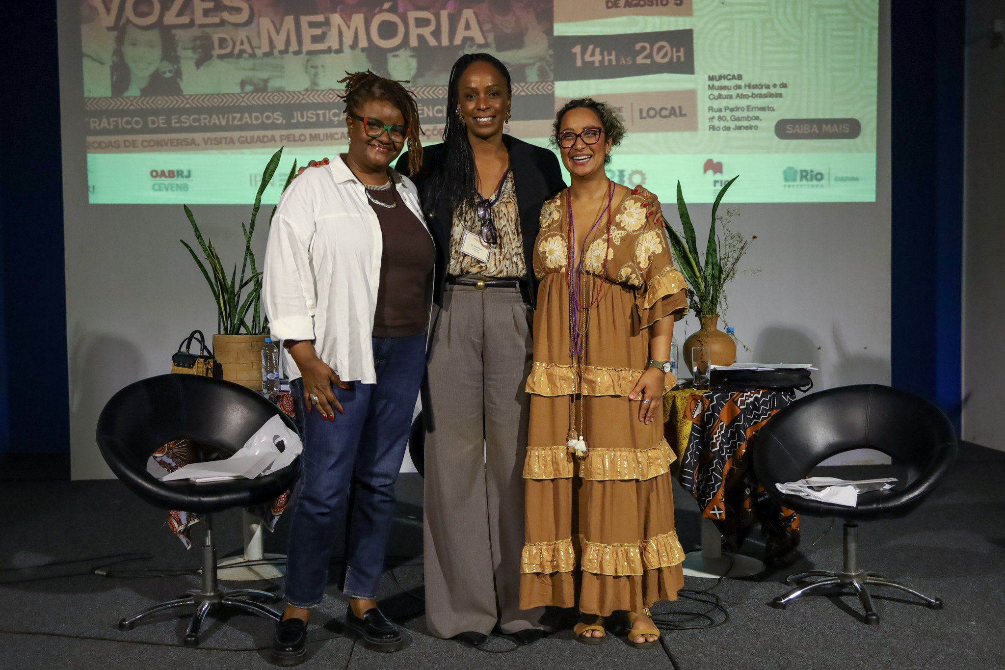 A última mesa foi mediada pela servidora Ísis Saint’Clair (ao centro) e palestrada por Fernanda Felisberto (à esquerda) e Jack Rocha (à direita) 