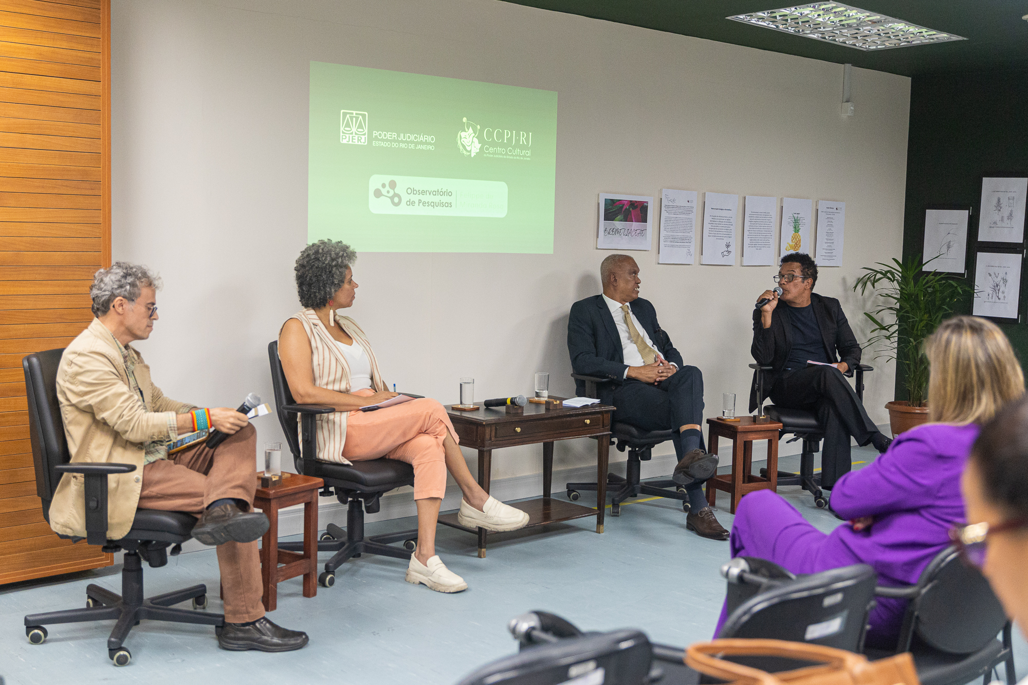 Da esquerda para direita: mediador Wanderlei Barreiro Lemos; atriz Soraia Arnoni; presidente da comissão de direitos humanos da IAB, Paulo Fernando de Castro; e ator Deo Garcez