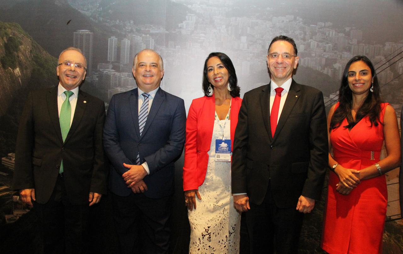 O presidente do TJRJ, desembargador Ricardo Rodrigues Cardozo; o ministro do Empreendedorismo, da Microempresa e da Empresa de Pequeno Porte, Márcio França; a presidente do SINDOJUS/AOJA/RJ, Claudete Pêssoa; o presidente da União Internacional dos Oficiais de Justiça, Marc Schmitz; e a presidente da FENASSOJAF, Mariana Liria, participaram da abertura do 25º Congresso Internacional de Oficiais de Justiça.