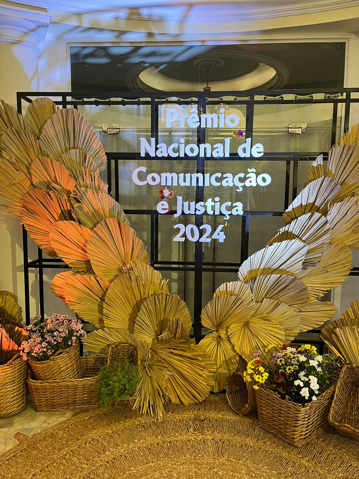 Imagem da decoração do Prêmio Nacional de Comunicação e Justiça 20244