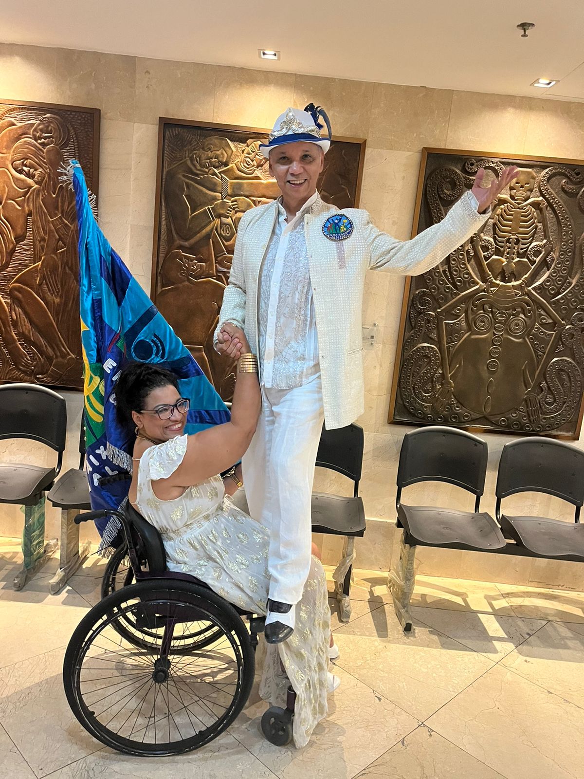 Lu Rufino e Lincoln Pereira, porta-bandeira e mestre-sala da escola de samba Embaixadores da Alegria