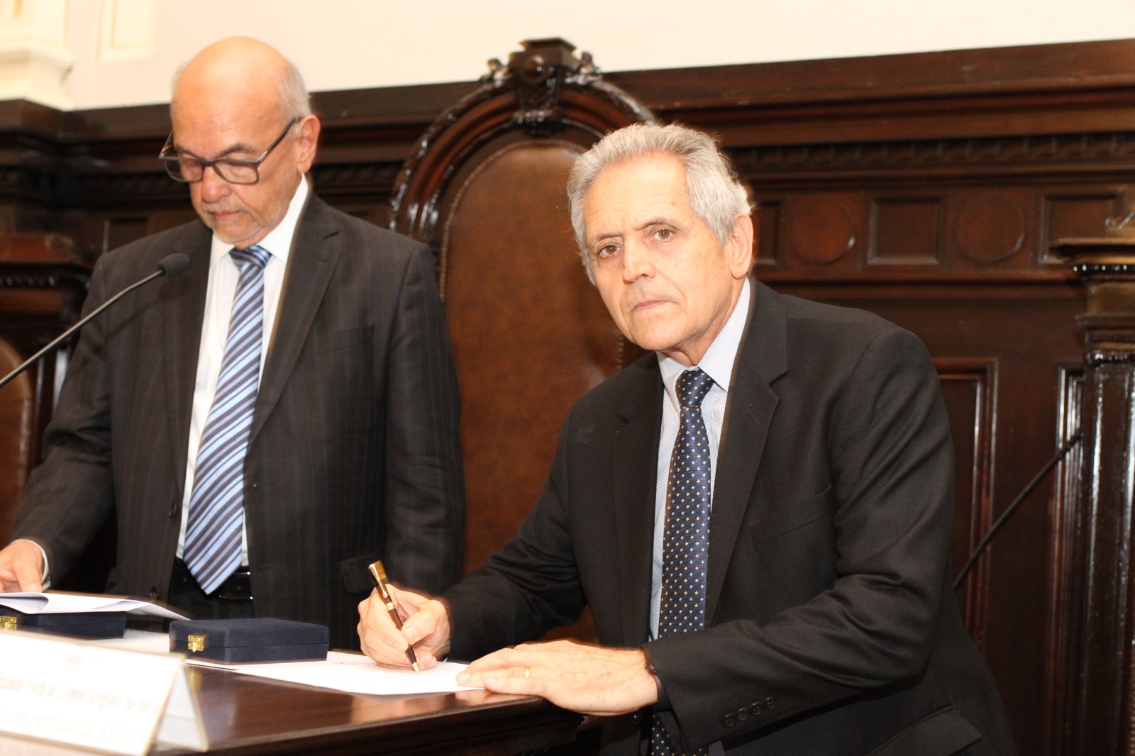 O desembargador Fernando Foch (E) passou a presidência da ANDES  ao desembargador Fábio Dutra para o triênio 2024-2027