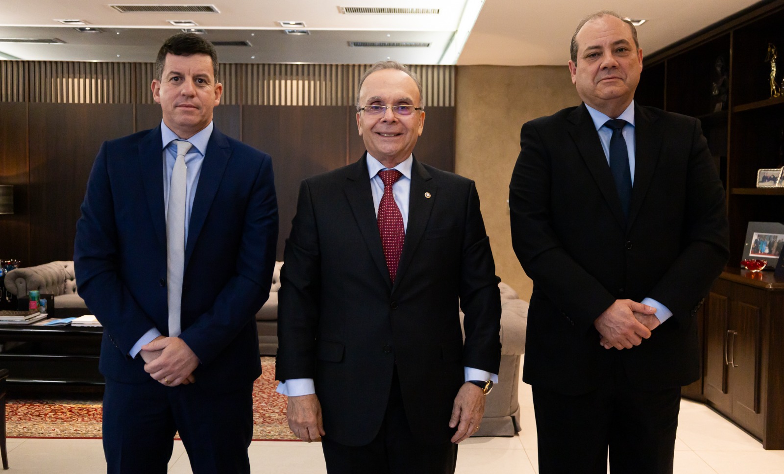 Da esquerda para direita: Hingo Hammes, prefeito eleito de Petrópolis; Ricardo Cardozo, presidente do TJRJ e José Cláudio de Macedo, juiz auxiliar da Presidência do TJRJ