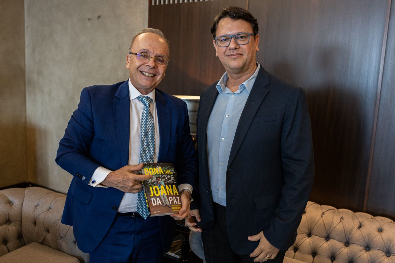 Presidente do TJRJ, desembargador Ricardo Rodrigues Cardozo, posa ao lado do jornalista Fábio Gusmão