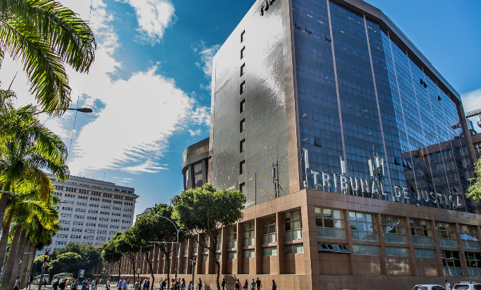 Foto da fachada lateral do Tribunal de Justiça do Rio, Fórum Central