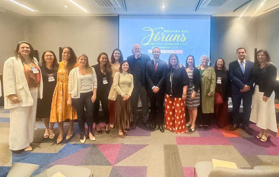 Foto mostra homens e mulheres, todos magistrados, vestidos de maneira social, lado a lado, de forma a marcar um conjunto de pessoas unidas em uma só imagem