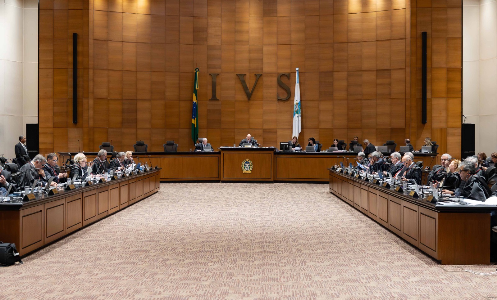 Imagem do Tribunal Pleno do TJRJ durante sessão do Órgão Especial 