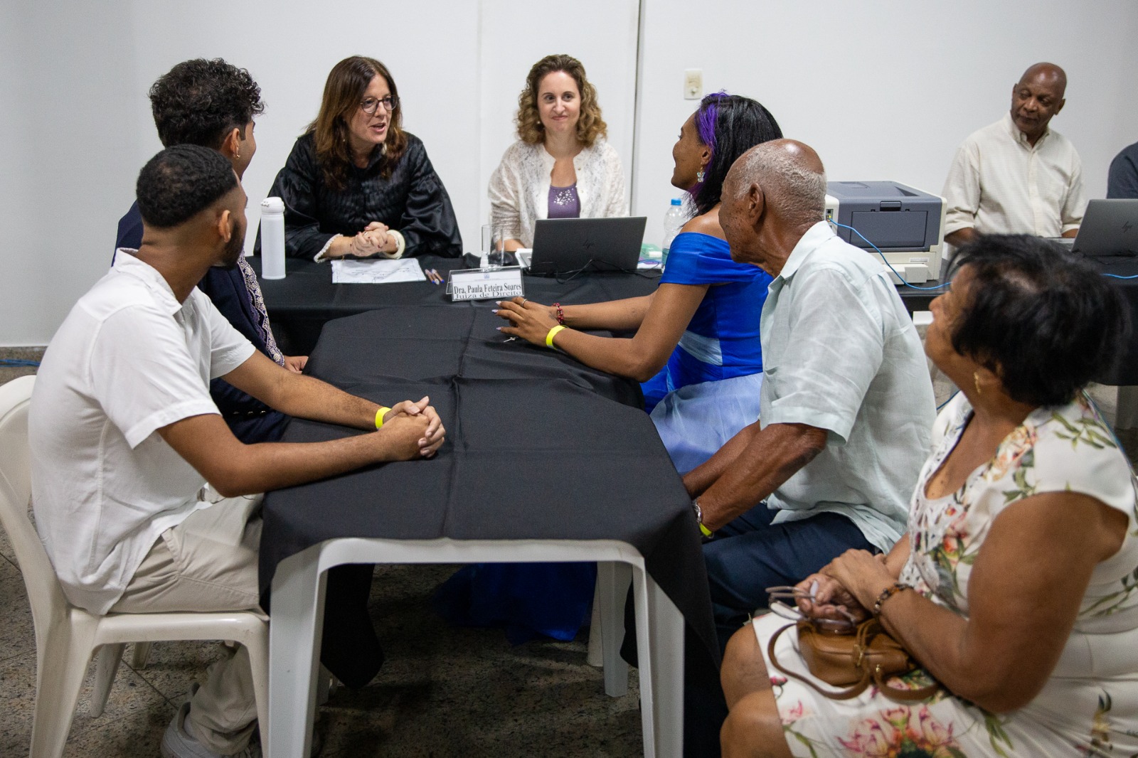Imagem da juíza auxiliar da presidência, Paula Feteira Soares, celebrando casamento em ação na Catedral Metropolitana do Rio  