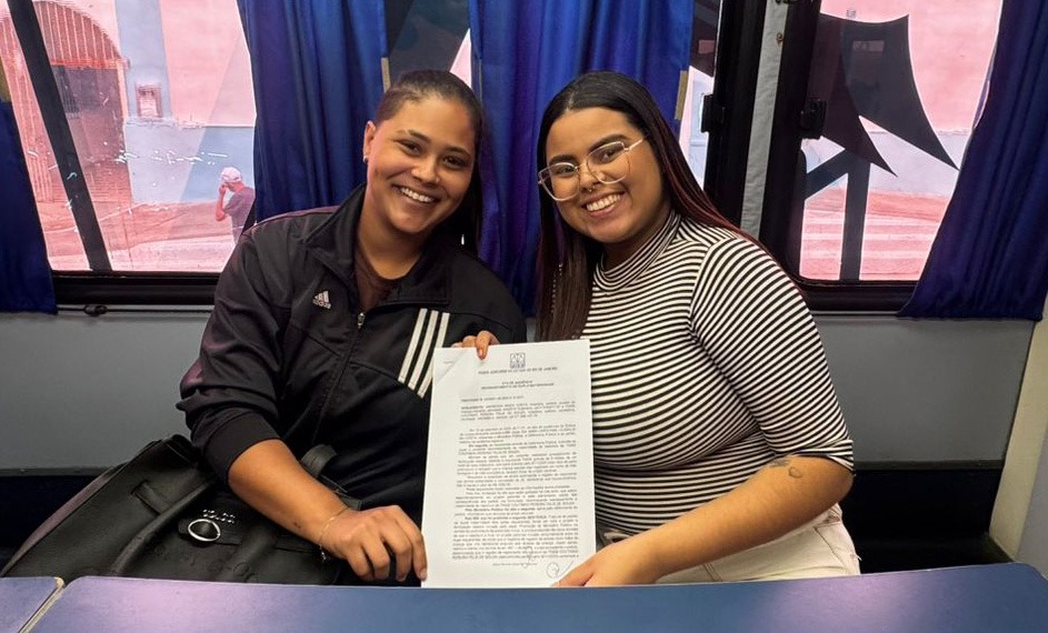 Thais e Andressa exibem a certidão de dupla maternidade conquistada no ônibus da Justiça Itinerante em Quatis