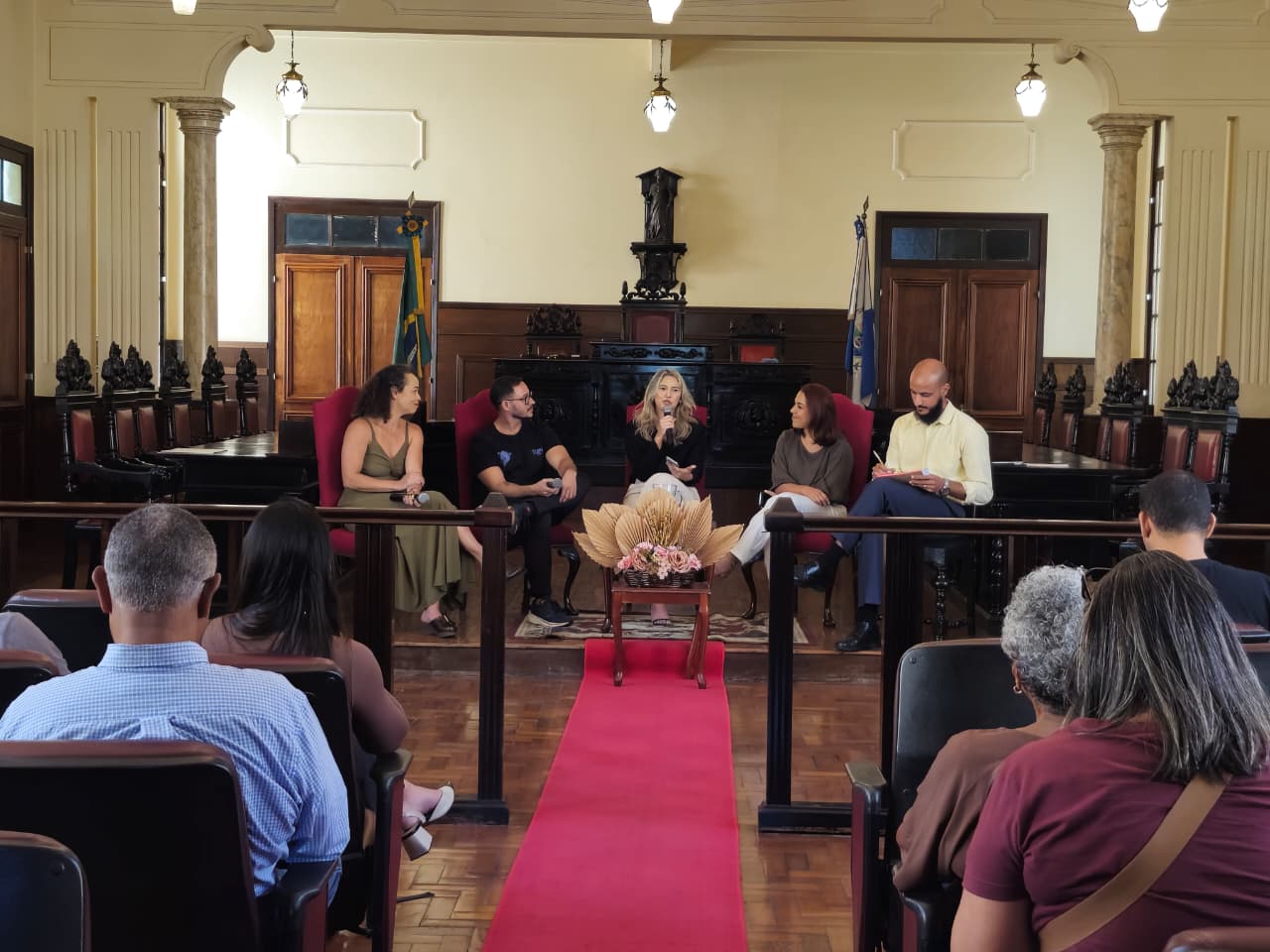 Da esquerda para direita: Fisioterapeuta Veronica Silva (vestido verde); educador físico Abel Santanna (óculos e camisa preta); psicóloga Marília Paiva (loira, camisa preta); nutricionista Alexia Rocha (camisa verde) e o arte-educador/mediador da roda de conversa Whiverson Reis (camisa amarela, barba).
