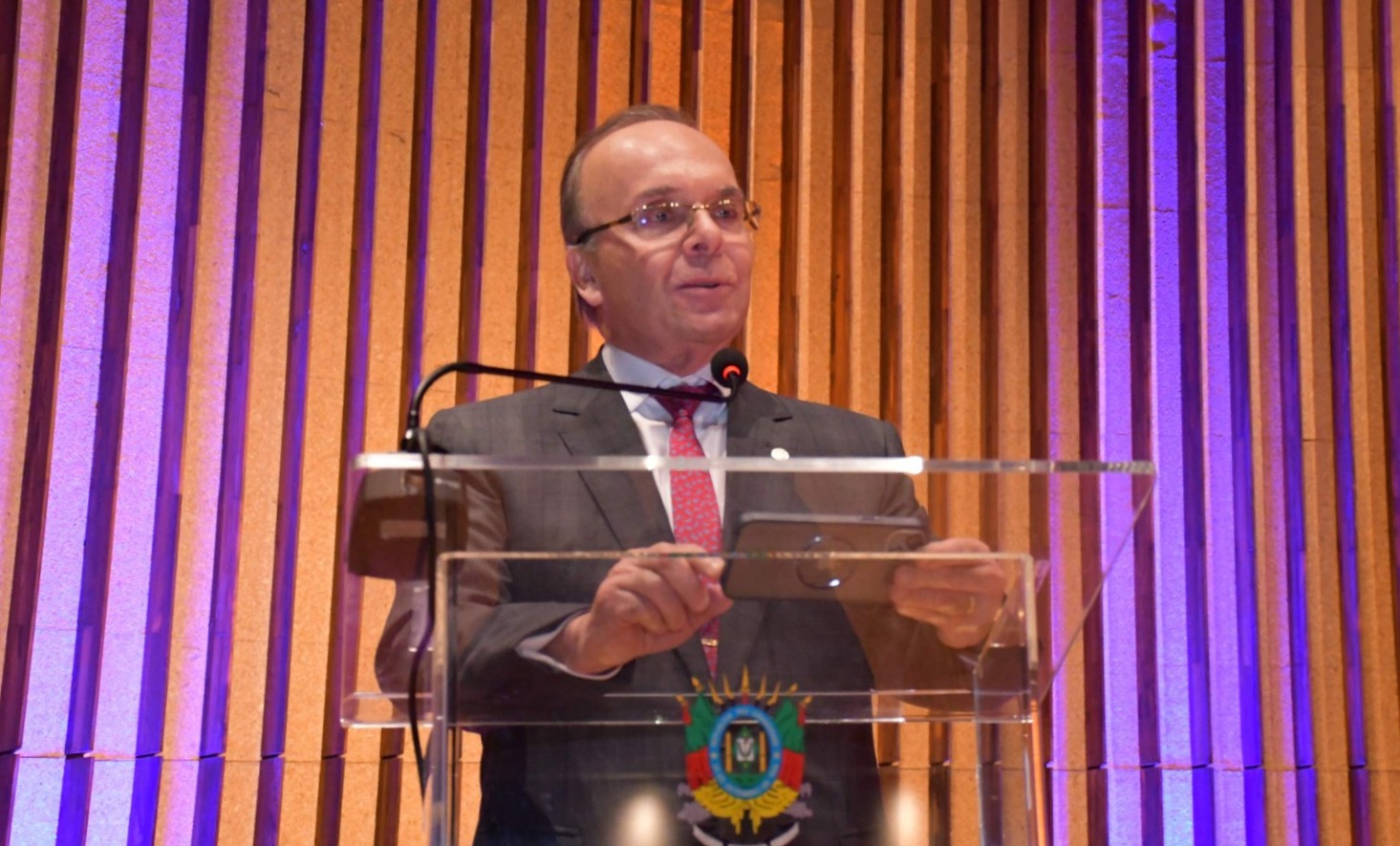 Imagem do desembargador Ricardo Cardozo discursando congresso no Tribunal de Justiça do Rio Grande do Sul 