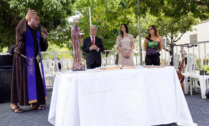 Imagem do padre Marco Lázaro, pároco da Igreja da Santa Casa da Misericórdia, durante ação 