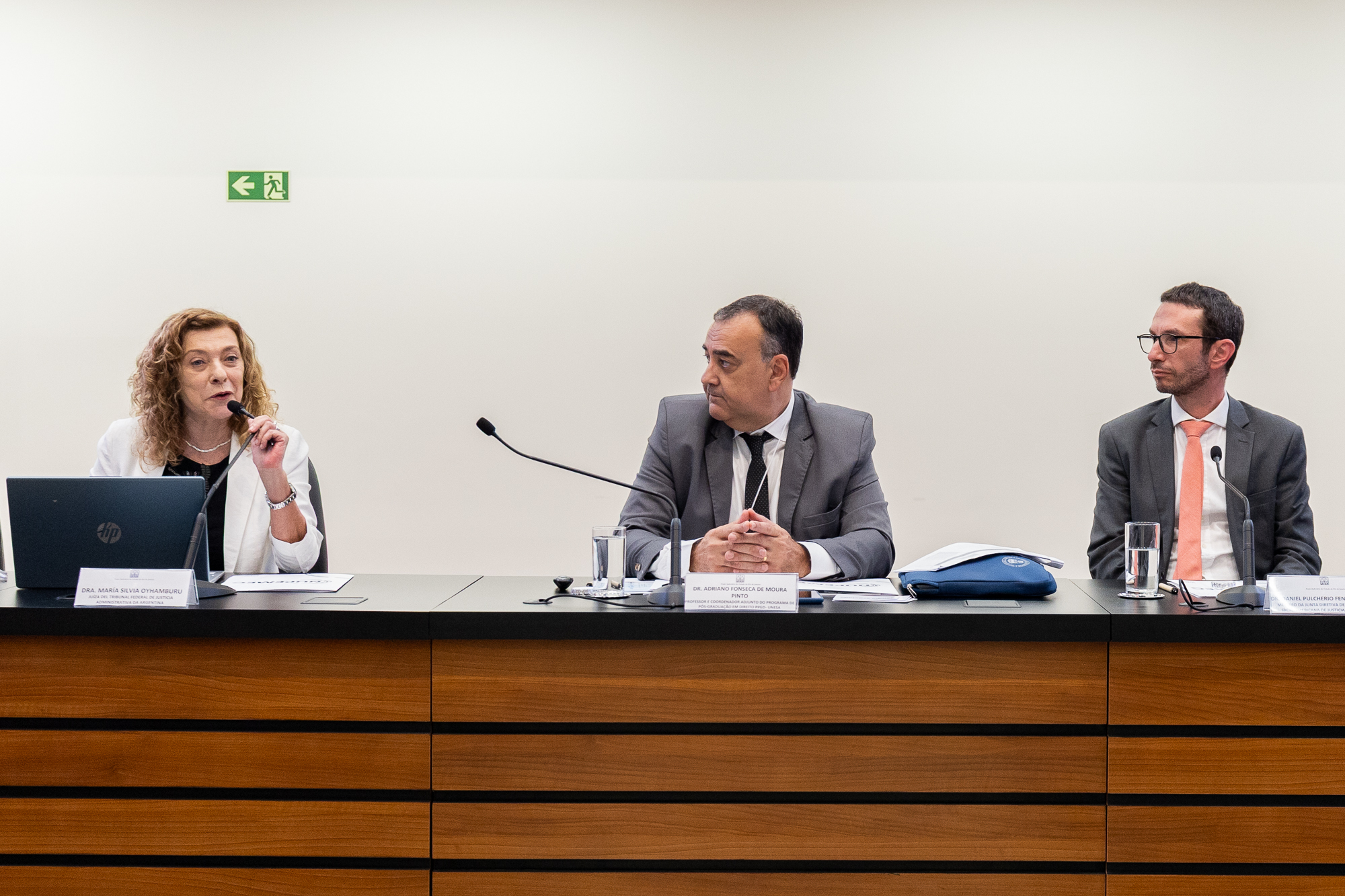 Imagem da mesa mesa formada pela doutora Maria Sílvia Oyhamburu, doutor Adriano Moura da Fonseca Pinto e doutor Daniel Pulcherio Fensterseifer