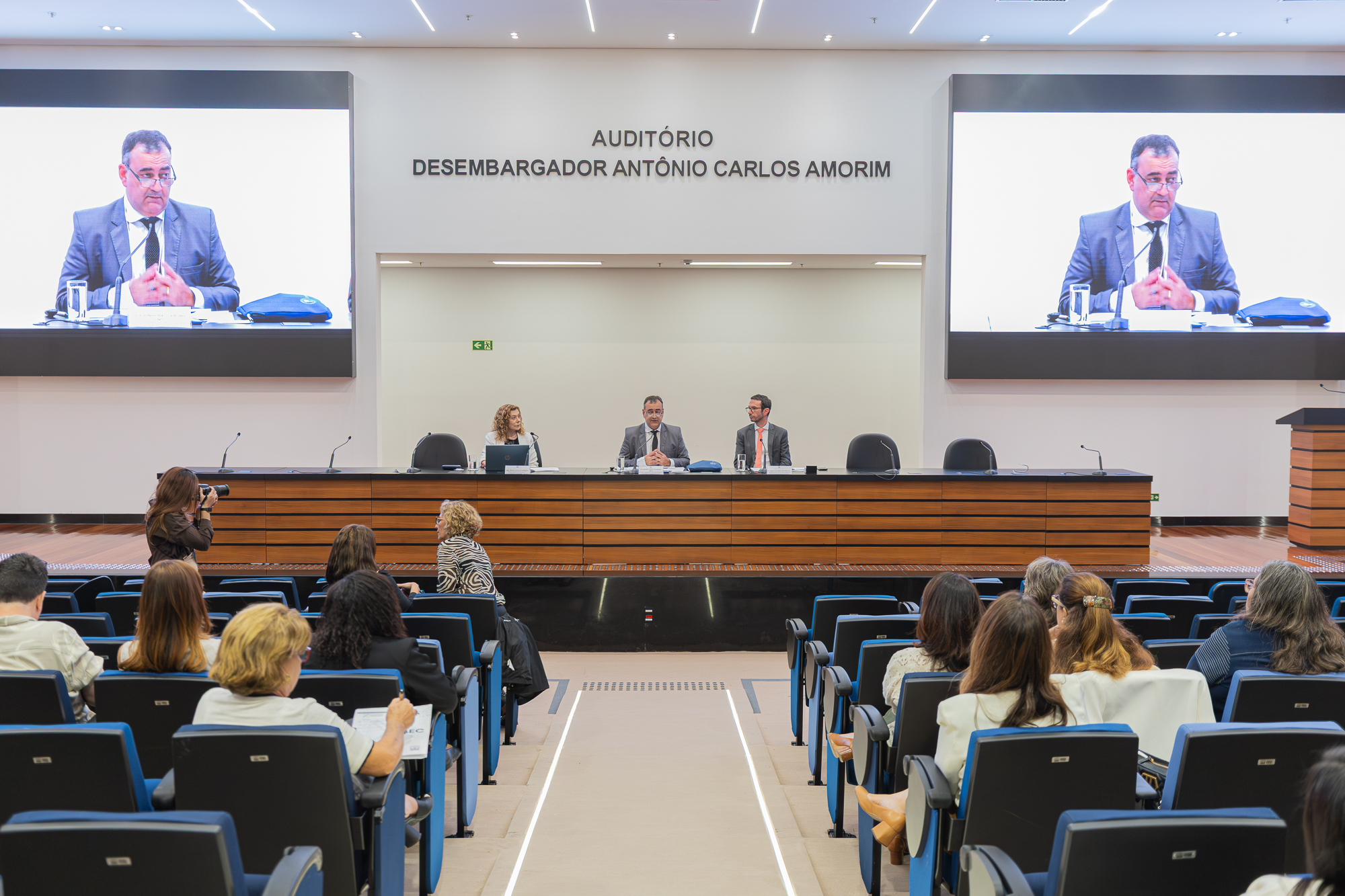 Imagem da mesa mesa formada pela doutora Maria Sílvia Oyhamburu, doutor Adriano Moura da Fonseca Pinto e doutor Daniel Pulcherio Fensterseifer
