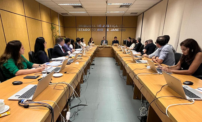 Reunião da Cosus realizada no Tribunal de Justiça sob a presidência do desembargador Elton Leme