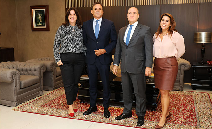 Da esquerda para a direita: a juíza auxiliar da Presidência Paula Feteira; os desembargadores Elton Leme e Ricardo Couto (presidente do TJRJ) e a secretária-geral da SGCON Mariana Figueiredo