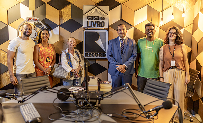 Uma foto do Policial Federal Paulo Henrique de Paula Oliveira;  a coordenadora de Inserção Social da Secretaria Estadual de Administração Penitenciária (Seap), Fernanda Trovão; a desembargadora Maria Angélica, 2a Vice-Presidente do Tribunal de Justiça do Estado do Rio de Janeiro (TJRJ); o juiz-auxiliar da 2a Vice-Presidência, Marco José Mattos Couto; o coordenador de Cultura, Educação e Esportes da Secretaria Nacional de Políticas Penais (Senappen), do Ministério da Justiça e Segurança Pública, Carlos Rodrigo Dias; e a assistente técnica do Programa Fazendo de Justiça do CNJ, Mariana Nicolau Oliveira