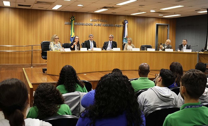 TJRJ promove a palestra “Eleição 2024: voto consciente” para participantes de projetos sociais