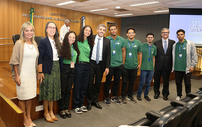 a juíza auxiliar Ana Paula Monte Figueiredo Pena Barros, representando o desembargador Ricardo Rodrigues Cardozo, presidente do TJRJ; Daniela Bandeira de Freitas, desembargadora do TRE; Bruno Monteiro Rulière, juiz auxiliar da presidência do TRE; Antônio Francisco Ligeiro, Secretário Geral de Sustentabilidade e Responsabilidade Social; Luiz Felipe Fleury Corrêa, diretor do Departamento de Acesso à Justiça, Ação Social e Acessibilidade; e Márcia Fayad, diretora da Divisão de Ação Social e Acessibilidade