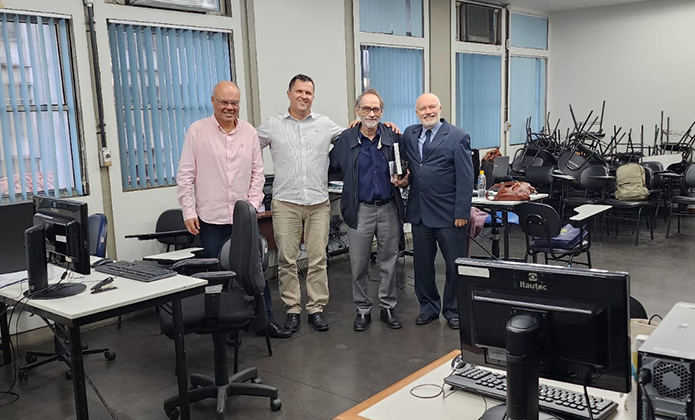 Computadores doados pelo TJRJ sendo utilizados em sala de aula na UERJ