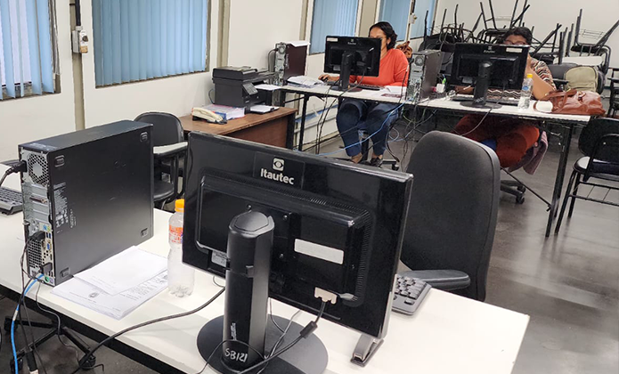 Computadores doados pelo TJRJ sendo utilizados em sala de aula na UERJ