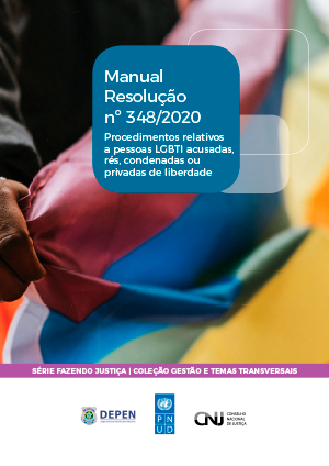 Com o objetivo de apoiar magistradas e magistrados a implementarem procedimentos para garantia de direitos de pessoas LGBTI (lésbicas, gays, bissexuais, transexuais, travestis e intersexo) em conflito com a lei, o Conselho Nacional de Justiça (CNJ) disponibiliza duas cartilhas com orientações simplificadas que consideram etapas do ciclo penal e do socioeducativo. As publicações partem da Resolução CNJ n. 348/2020 e das orientações do respectivo manual, destacando temas como a autodeclaração da identidade de gênero e orientação sexual, uso do nome social, parâmetros de proteção em casos de violência e alas ou celas especiais para pessoas transgênero nos estabelecimentos penais. Os materiais integram a coleção de conteúdos sobre Gestão e Temas Transversais elaborada pelo programa Fazendo Justiça como parte de um conjunto de iniciativas voltadas a fortalecer ações em todo o ciclo penal e de justiça juvenil, tendo como perspectiva o olhar sobre vulnerabilidades que se aprofundam no contexto da privação de liberdade, como as que afetam pessoas autodeclaradas LGBTI.