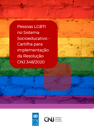 Com o objetivo de apoiar magistradas e magistrados a implementarem procedimentos para garantia de direitos de pessoas LGBTI (lésbicas, gays, bissexuais, transexuais, travestis e intersexo) em conflito com a lei, o Conselho Nacional de Justiça (CNJ) disponibiliza duas cartilhas com orientações simplificadas que consideram etapas do ciclo penal e do socioeducativo. As publicações partem da Resolução CNJ n. 348/2020 e das orientações do respectivo manual, destacando temas como a autodeclaração da identidade de gênero e orientação sexual, uso do nome social, parâmetros de proteção em casos de violência e alas ou celas especiais para pessoas transgênero nos estabelecimentos penais. Os materiais integram a coleção de conteúdos sobre Gestão e Temas Transversais elaborada pelo programa Fazendo Justiça como parte de um conjunto de iniciativas voltadas a fortalecer ações em todo o ciclo penal e de justiça juvenil, tendo como perspectiva o olhar sobre vulnerabilidades que se aprofundam no contexto da privação de liberdade, como as que afetam pessoas autodeclaradas LGBTI.