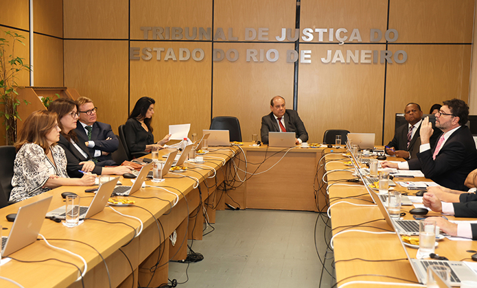 Da direita para esquerda: As juízas auxiliares da presidência Alessandra Bilac, Paula Feteira e Carla Bouzo com o juiz auxiliar da corregedoria Marcelo Oliveira da Silva, o presidente da Comissão - COIPE desembargador José Claudio de Macedo Fernandes e o secretário-geral de Governança, Inovação e Compliance, Carlos Mauro Brasil.