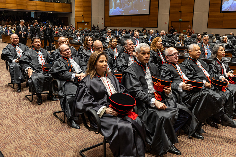 Os novos desembargadores do TJRJ foram saudados  pelo desembargador Luiz Zveiter, que, em nome do Tribunal, enalteceu o histórico e a dedicação de todos 