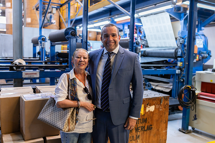 Uma foto da desembargadora Maria Angélica, 2a Vice-Presidente do Tribunal de Justiça do Estado do Rio de Janeiro (TJRJ) e o juiz-auxiliar da 2a Vice-Presidência, Marco José Mattos Couto acompanhando o trabalho realizado na gráfica da Editora Record. 