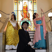 Fotografia dos atores trajados de deusa Themis, deusa Maat e Ruy Barbosa