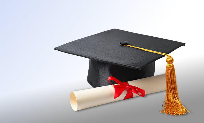 #ParaTodosVerem: Palco de teatro iluminado por feixes de luz branca que descem do teto. Cortinas vermelhas pesadas, abertas nas laterais, revelam o centro vazio do palco, criando clima de expectativa antes de uma apresentação.