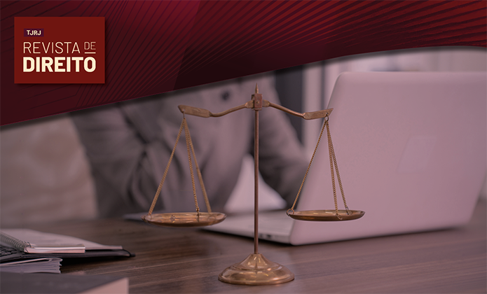 #ParaTodosVerem: Imagem institucional da Revista de Direito do TJRJ. Em primeiro plano, uma balança da Justiça dourada está sobre uma mesa de madeira. Ao fundo, desfocados, aparecem uma pessoa trabalhando e um notebook aberto em ambiente de escritório. Na parte superior, uma faixa gráfica em tons de vinho e vermelho exibe o logotipo da revista. A composição simboliza a atuação jurídica em contexto contemporâneo, associando os princípios da Justiça ao trabalho técnico e ao uso da tecnologia.