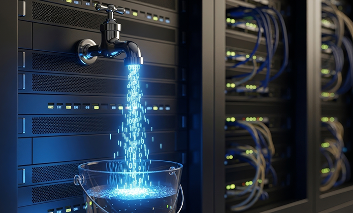 #ParaTodosVerem: Imagem conceitual de um ambiente de tecnologia. Em primeiro plano, uma torneira metálica instalada em um servidor libera um fluxo luminoso de dados digitais, representados por pequenos pontos e linhas azuis, que caem dentro de um balde transparente. Ao fundo, aparecem racks de servidores com cabos e luzes indicadoras de funcionamento. A composição simboliza o armazenamento, o fluxo, a coleta e a gestão de grandes volumes de dados em infraestrutura de tecnologia da informação.