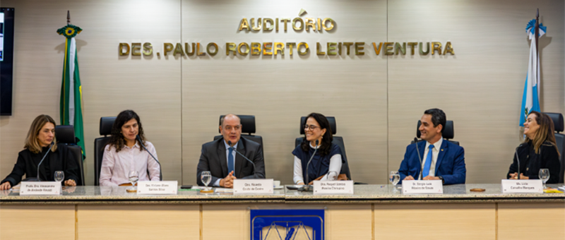 Da esquerda para a direita: professora de Antropologia Social da UFRRJ Alessandra de Andrade Rinaldi; promotora de Justiça do Ministério Público e mestra em Políticas Públicas e Formação Humana pela Uerj Viviane Alves Santos Silva; presidente do TJRJ, Desembargador Ricardo Couto de Castro; juíza e vice-presidente do Fórum Permanente da Criança, do Adolescente e da Justiça Terapêutica da Emerj, além de presidente do Comitê Gestor da Política Judiciária da Primeira Infância (CGEPI), Raquel dos Santos Pereira Chrispino; juiz e presidente do Fórum Permanente da Criança, do Adolescente e da Justiça Terapêutica da Emerj, Sérgio Luiz Ribeiro de Souza; psicóloga do TJRJ e mestre em Psicologia Clínica pela PUC-Rio Lícia Carvalho Marques